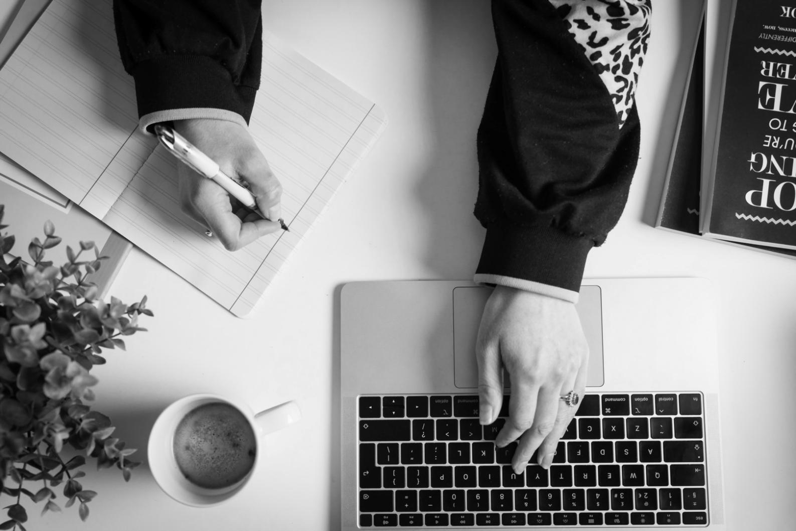 Estudiantes trabajando en evaluación de competencias financieras